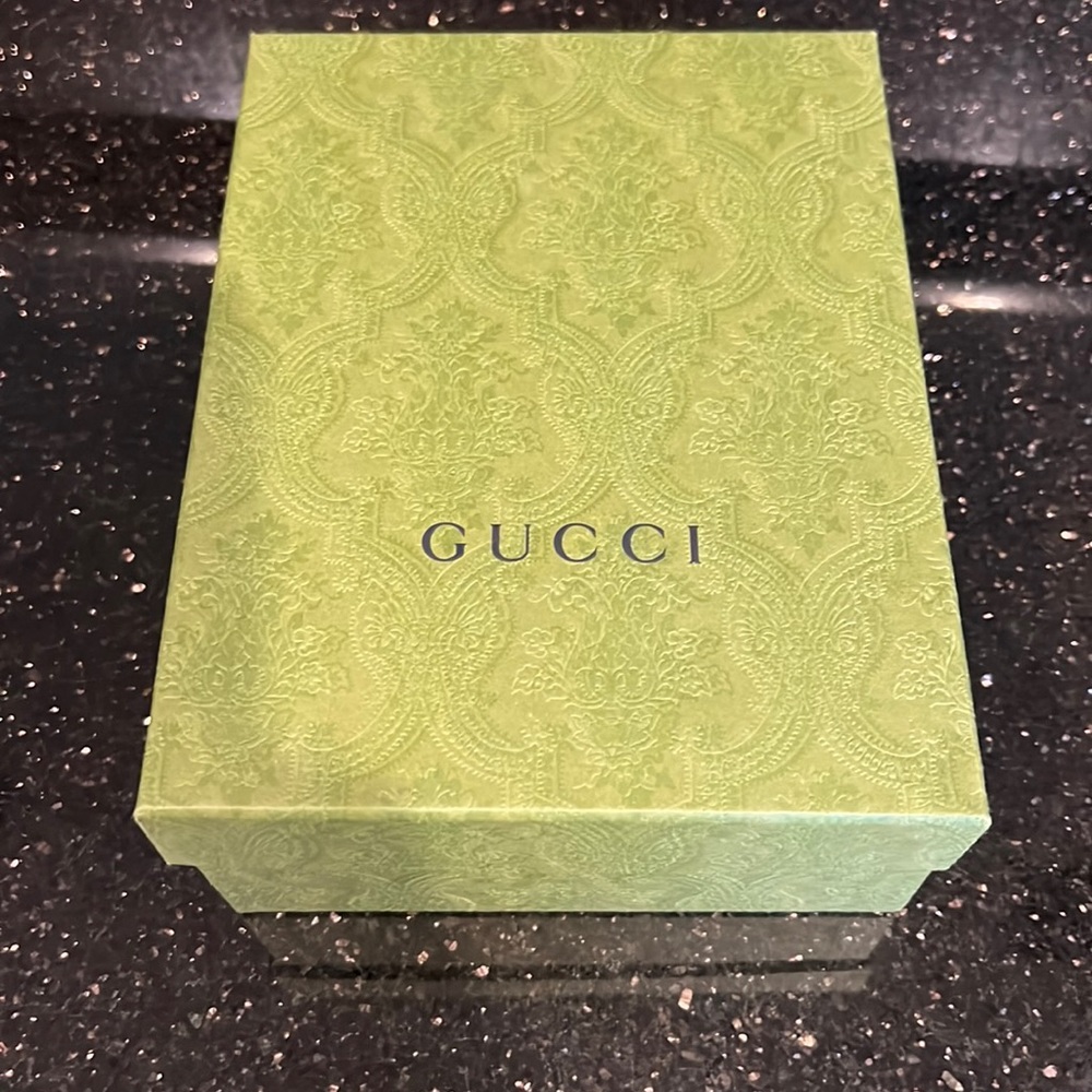 Gucci purse black like new condition, box, bag, card, everything is with it.